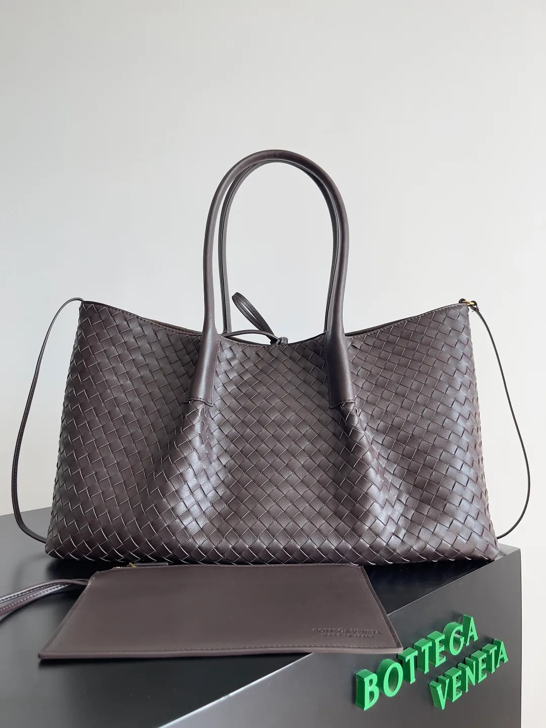 Batch 2660 Bottega Veneta 2025 new product PINACOTECA bag, iconic weaving process, skillfully crafted with 10mm Intrecciato process and equipped with suede lining. Four small strips of leather add character to the design and make the bag more stable. Relaxed yet sophisticated, casual yet refined, suede lining and double-sided design, suitable for shoulder and hand carry. The four straps can be adjusted into different shapes. One pack can be switched between two uses, easily integrating into your daily rhythm. Style number: 817166 Size: 43*23*17.5cm